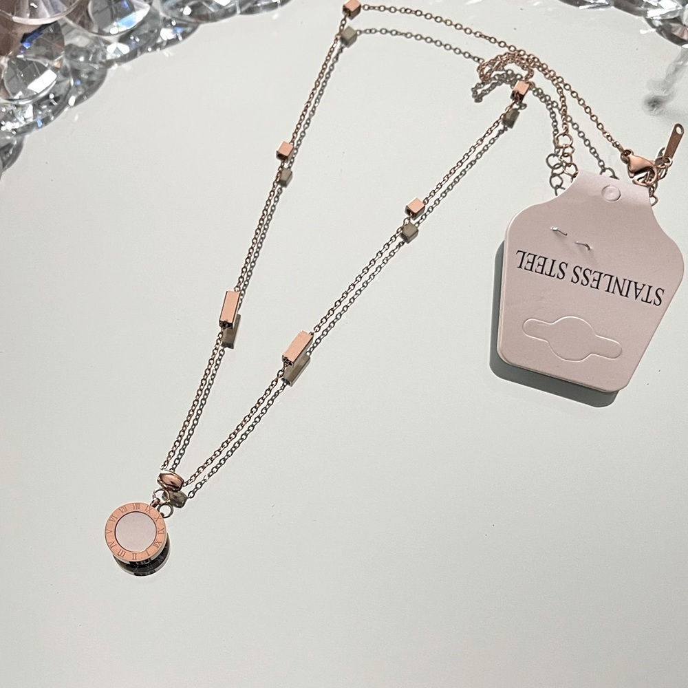 Gold necklace with Roman circle black/white